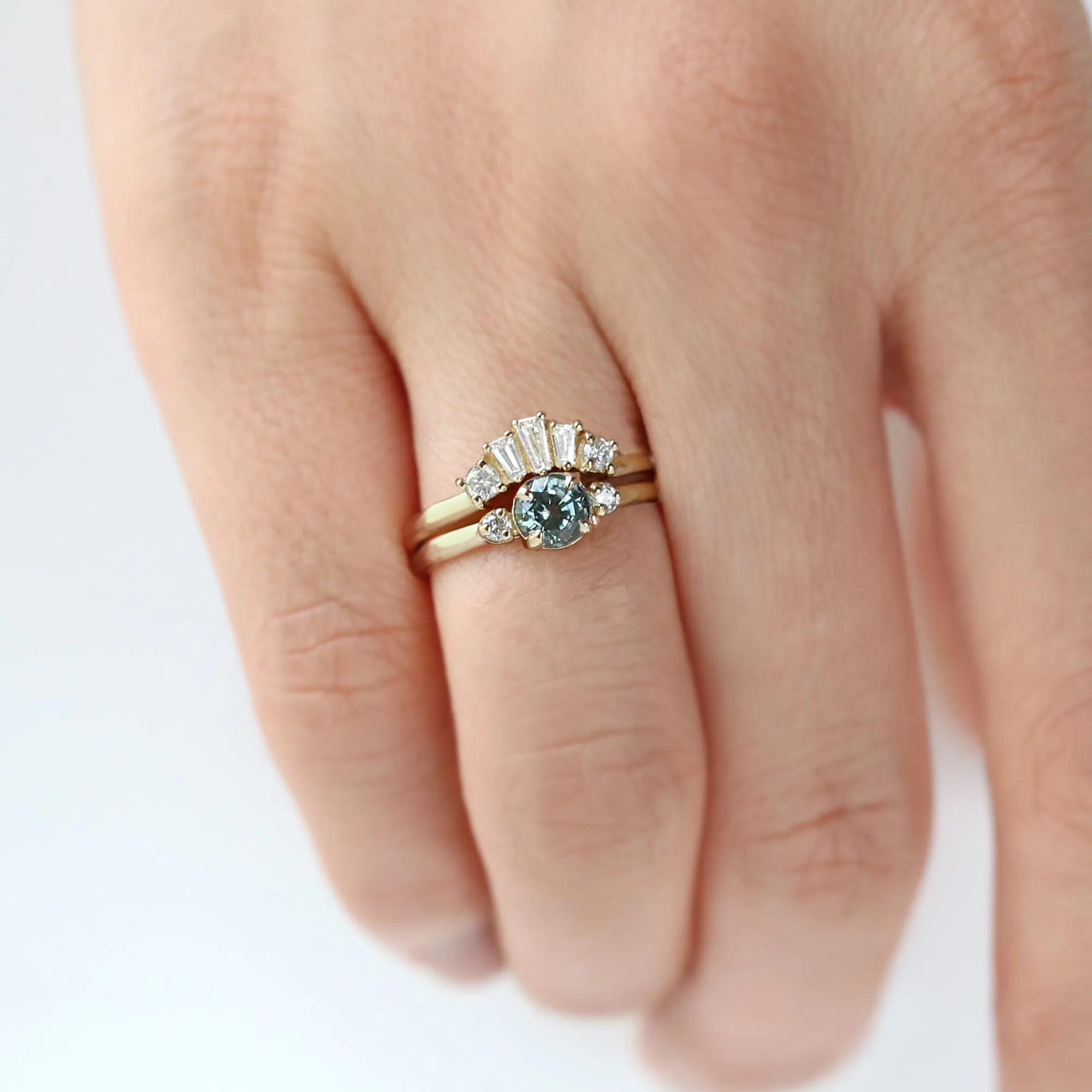 0.17 tcw. Baguette Contour Band