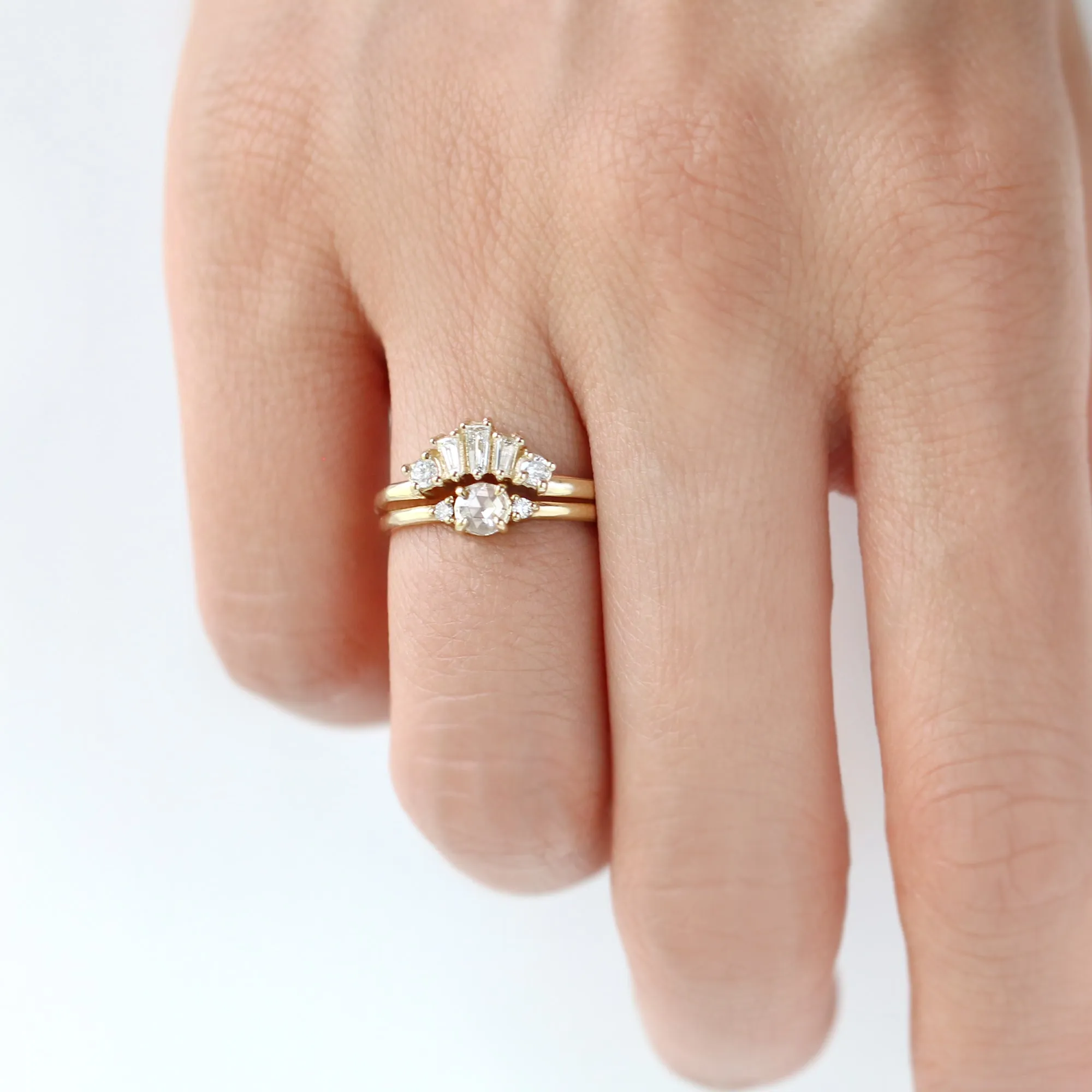 0.17 tcw. Baguette Contour Band