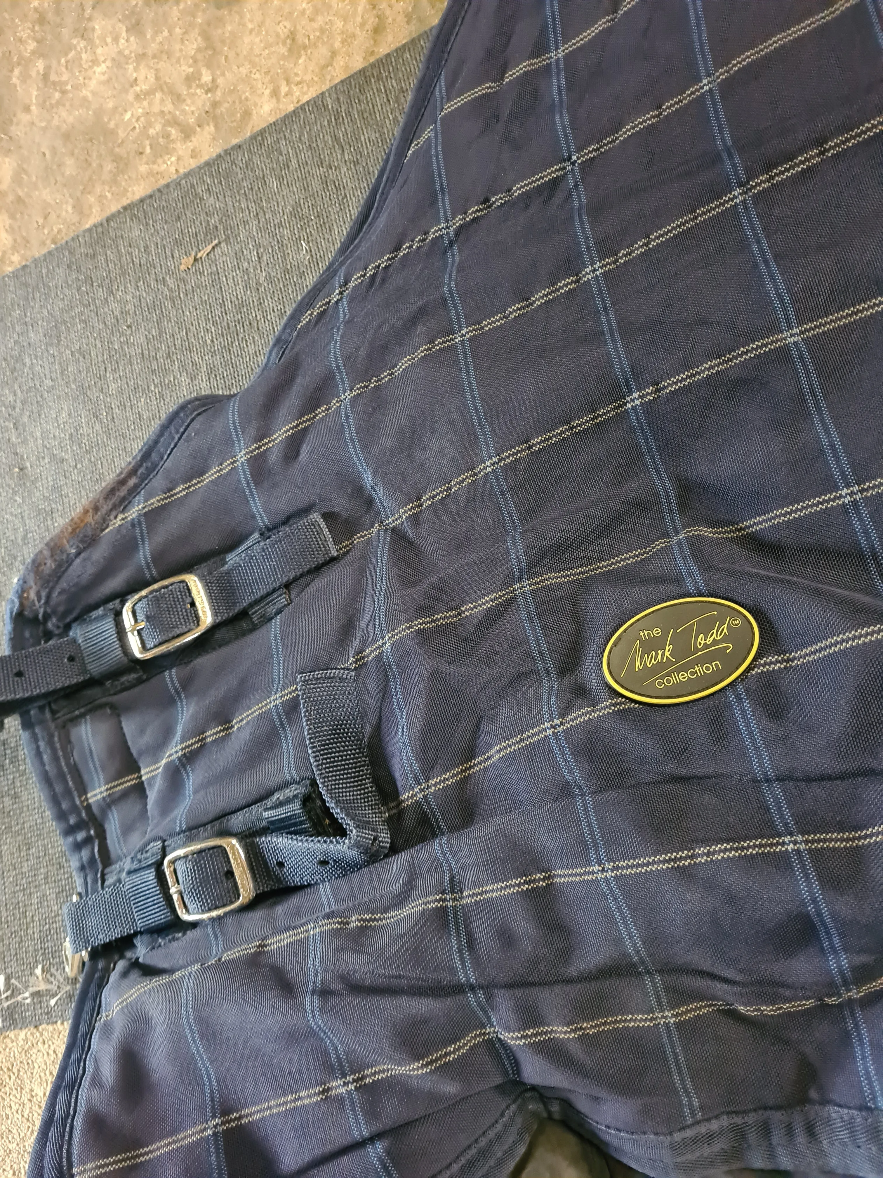 5'9 Mark Todd heavy stable rug Navy checkered great condition