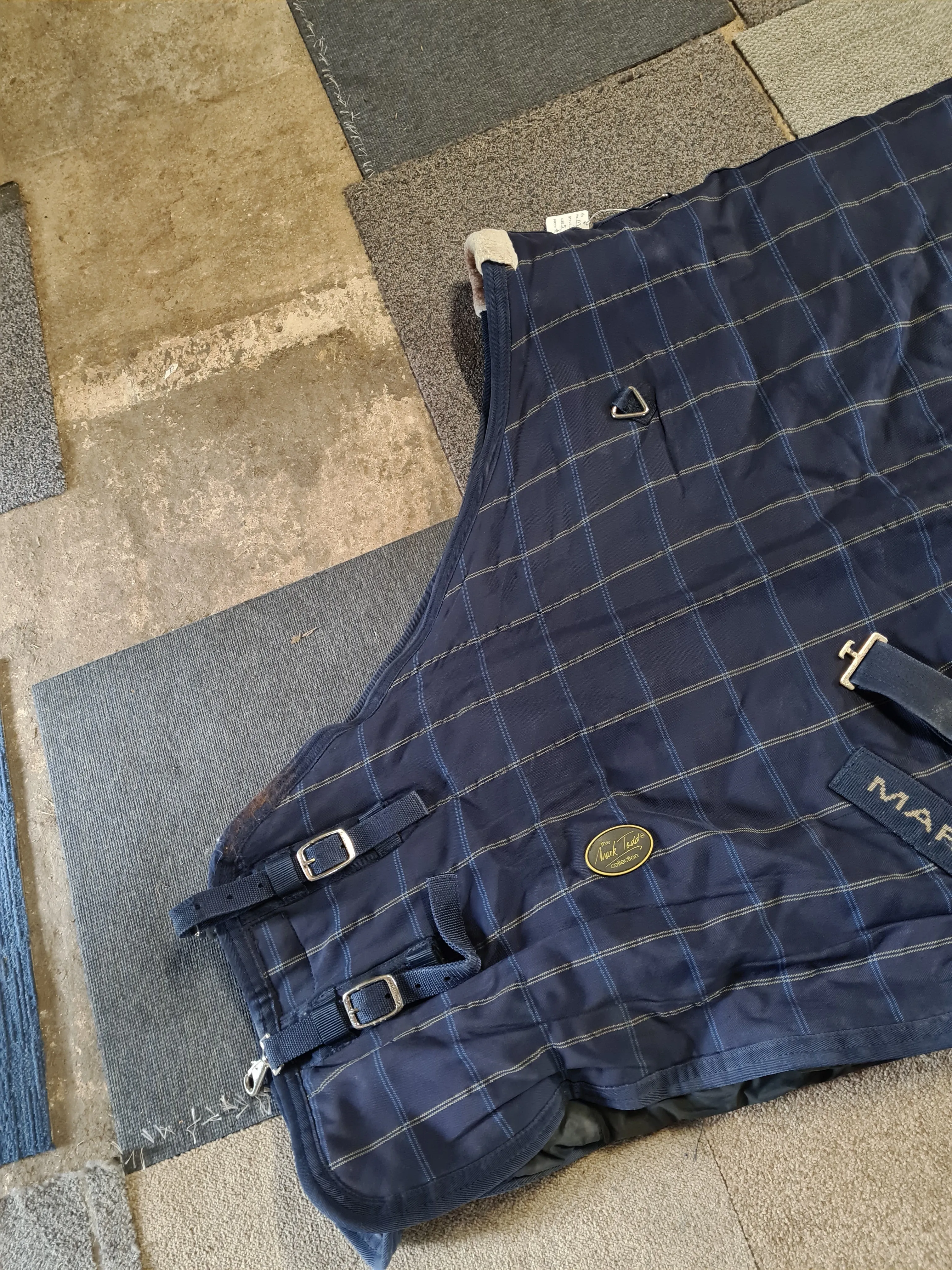 5'9 Mark Todd heavy stable rug Navy checkered great condition