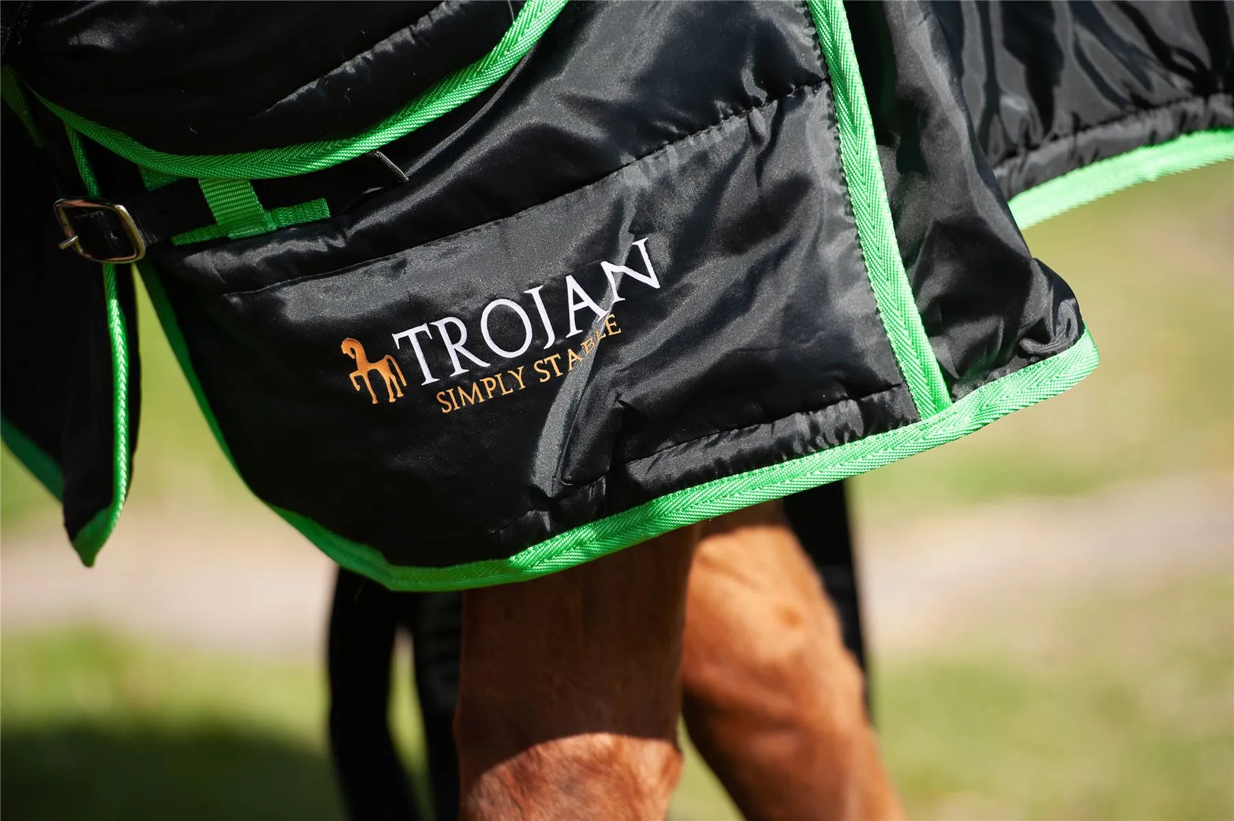 Gallop Equestrian Trojan Dual 300 Stable Rug & Neck Set