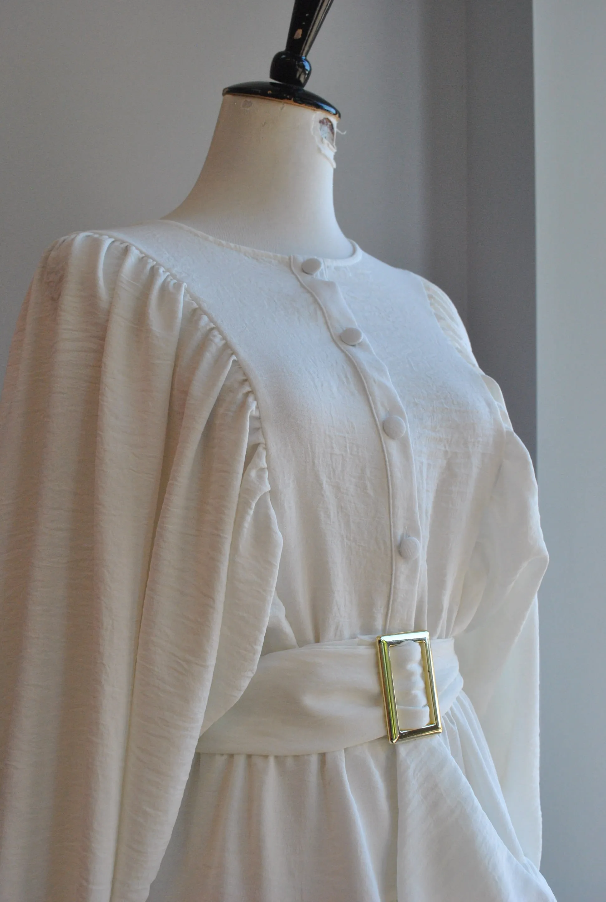 WHITE MINI SUMMER DRESS WITH A BELT AND DOLMAN SLEEVES